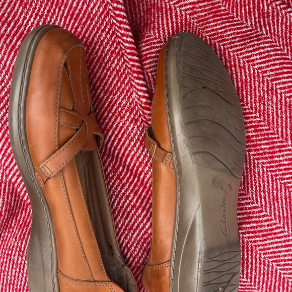 Clarks Women's Tan Leather Loafers w criss cross cutouts - Picture 4 of 8